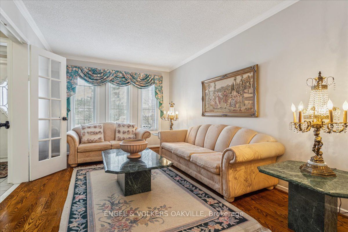 2120 Wincanton Cres Property Photo 4
