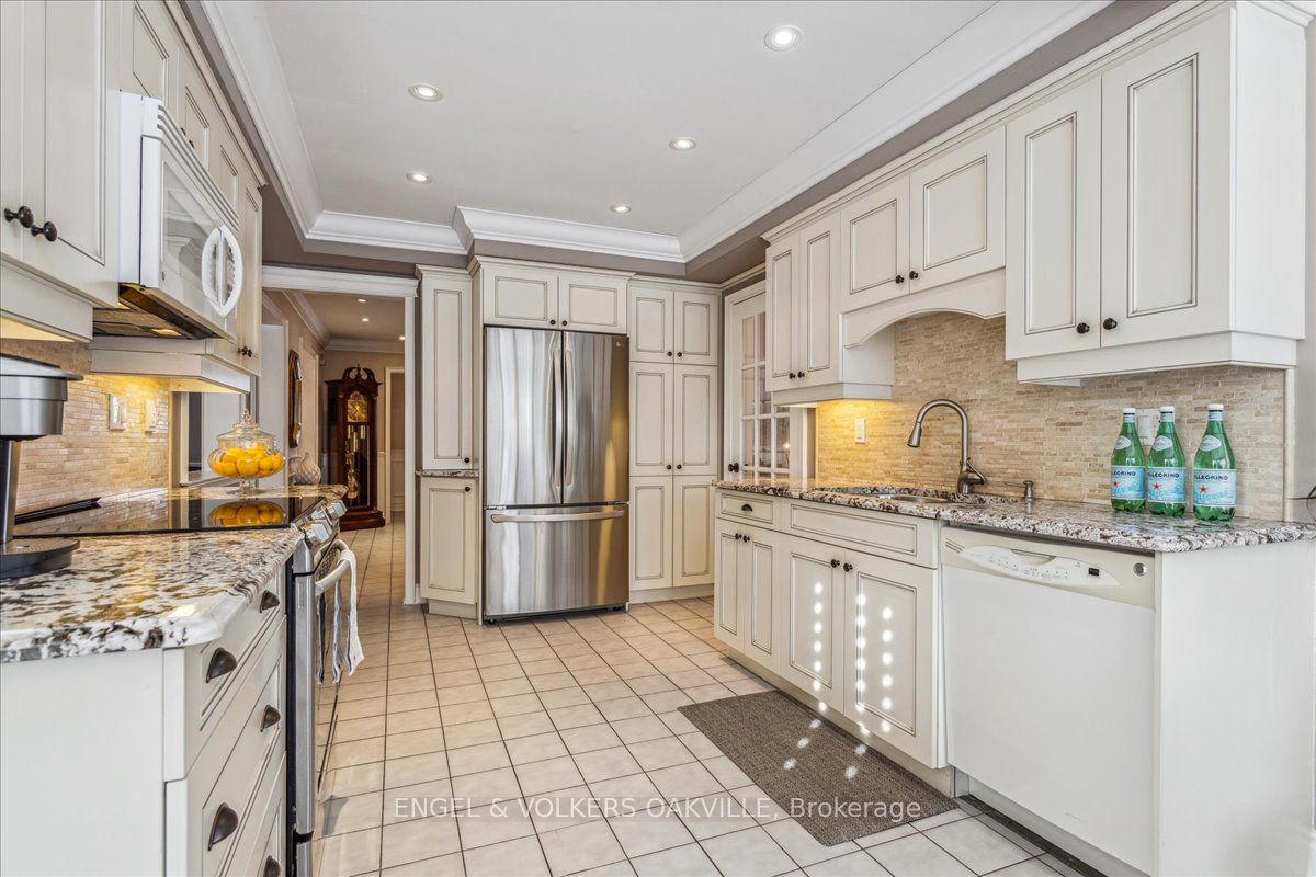 2120 Wincanton Cres Property Photo 11