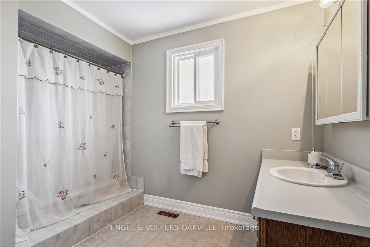 2120 Wincanton Cres Property Photo 15