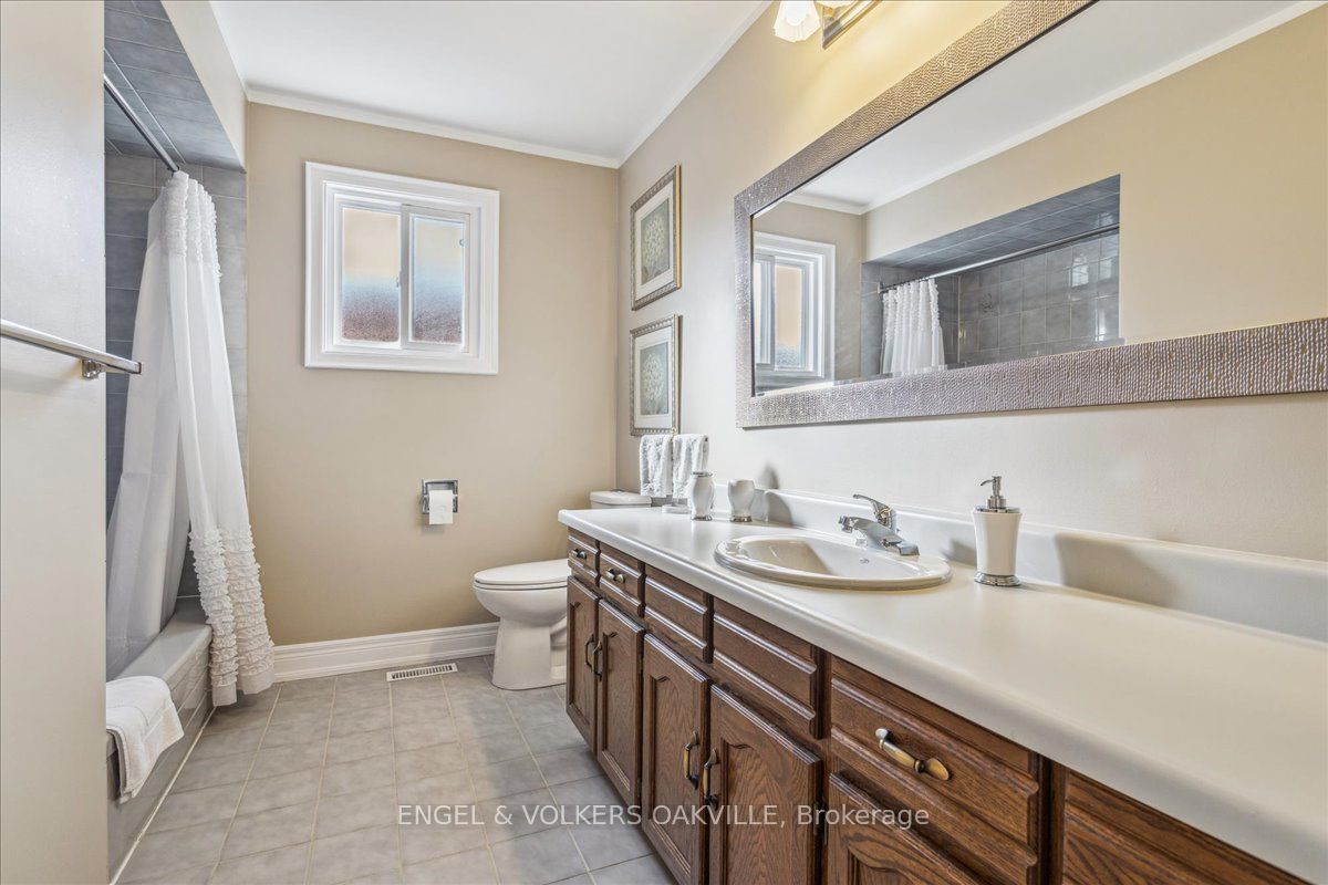 2120 Wincanton Cres Property Photo 17