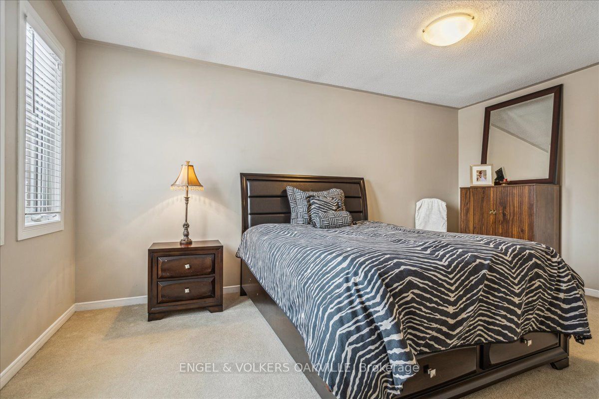 2120 Wincanton Cres Property Photo 19