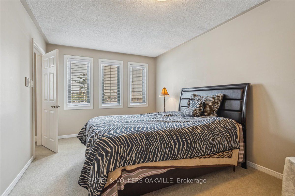 2120 Wincanton Cres Property Photo 20