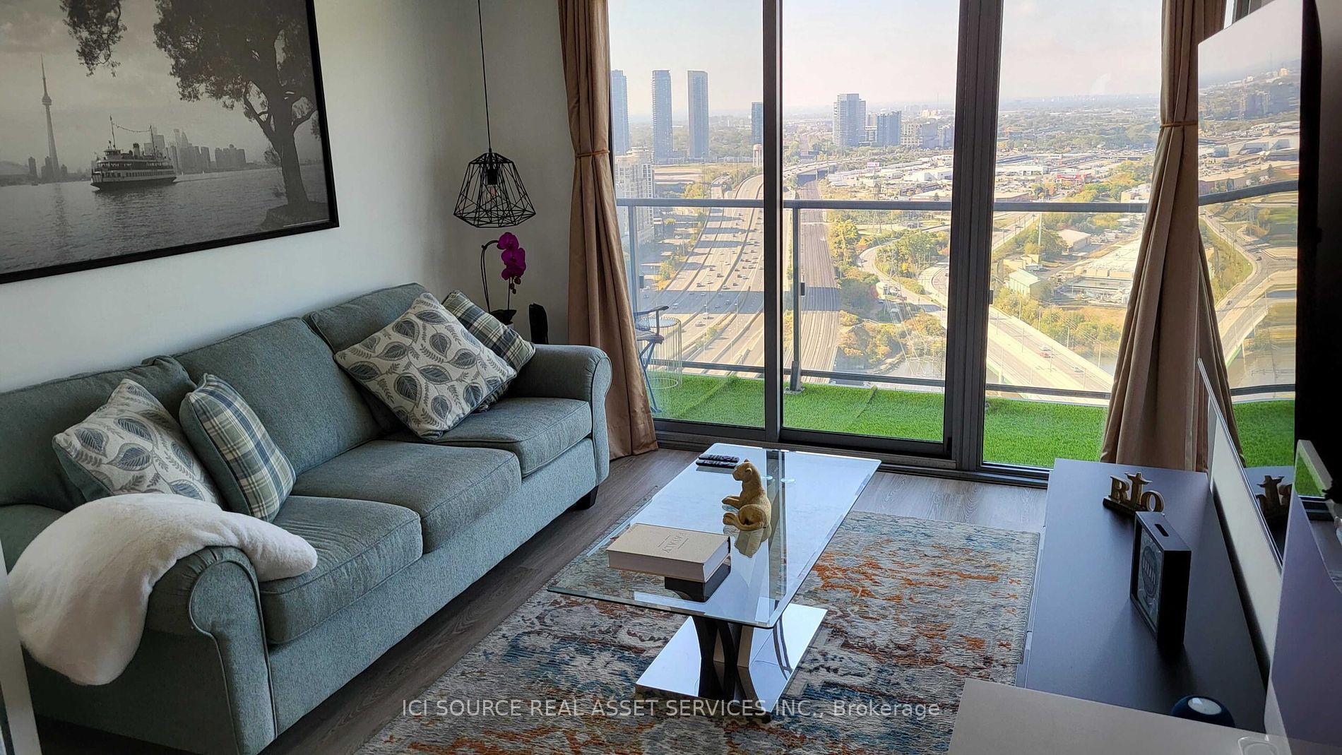 105 The Queensway 4 Property Photo 14