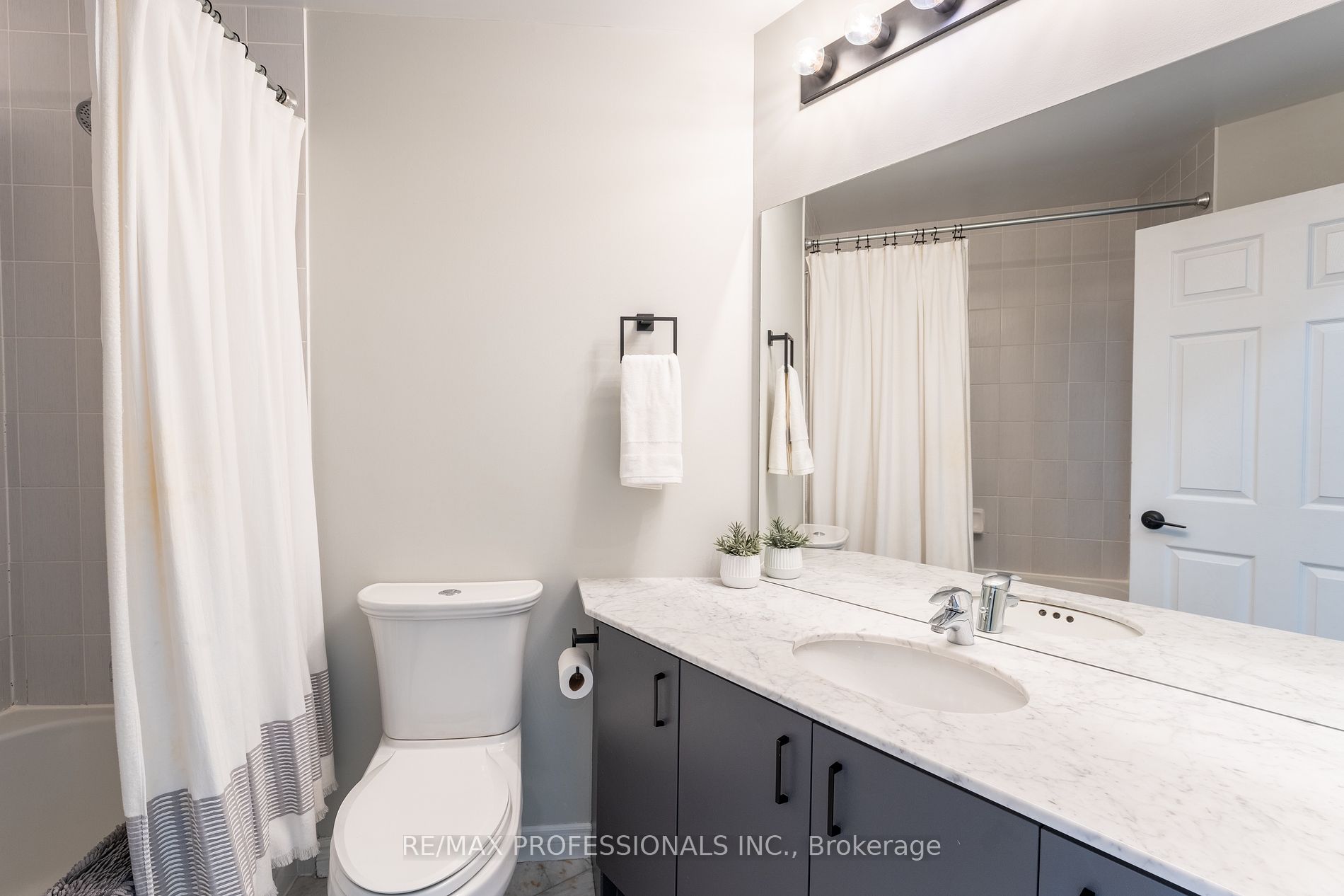 1135 Royal York Rd 04 Property Photo 16