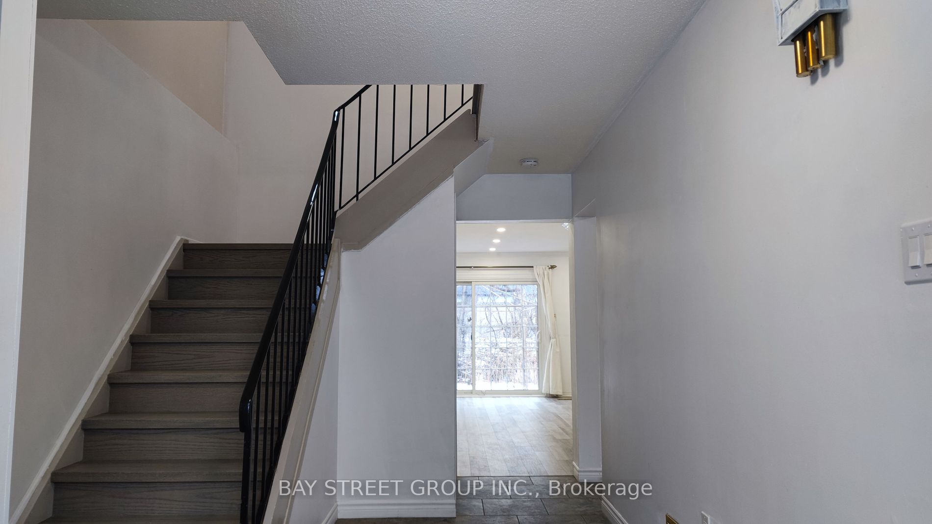 1244 Consort Cres Property Photo 6