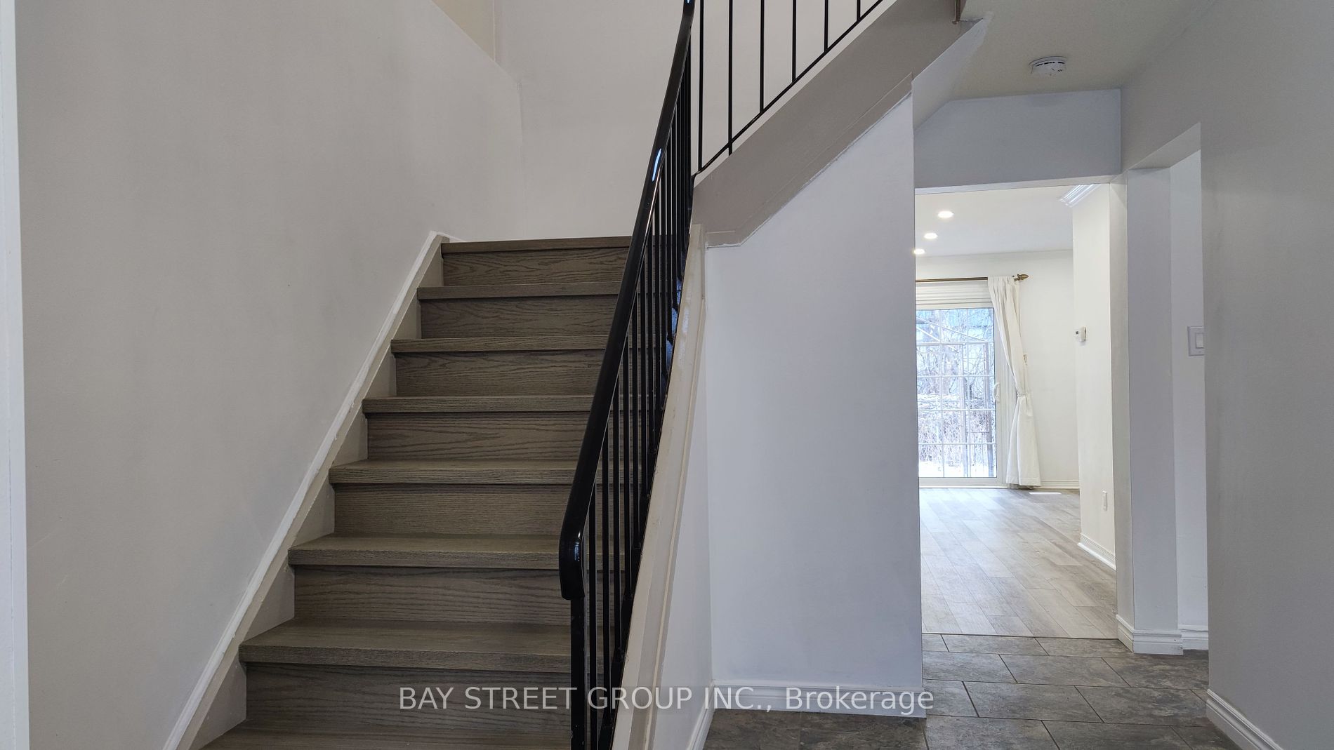 1244 Consort Cres Property Photo 7