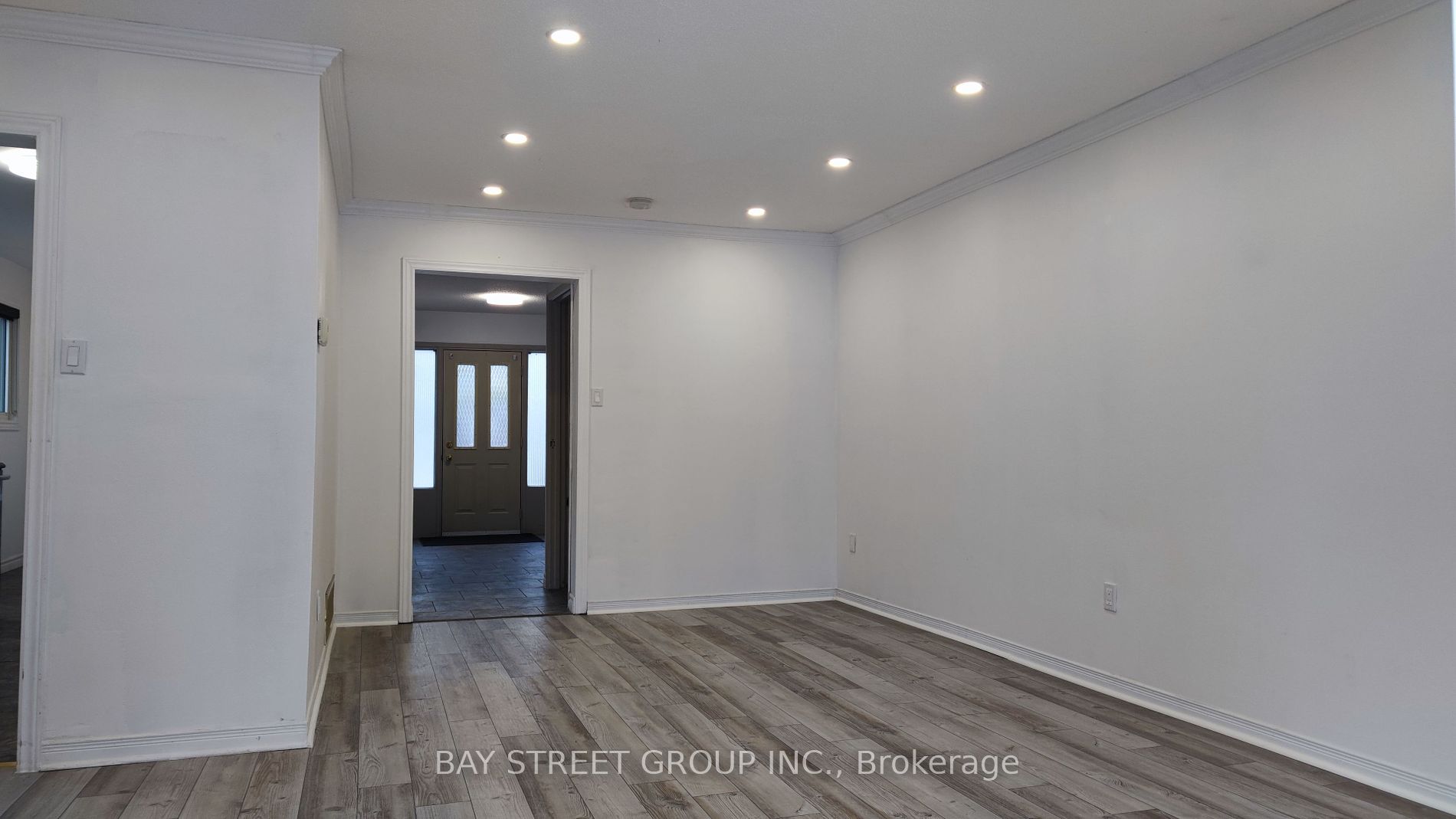 1244 Consort Cres Property Photo 8