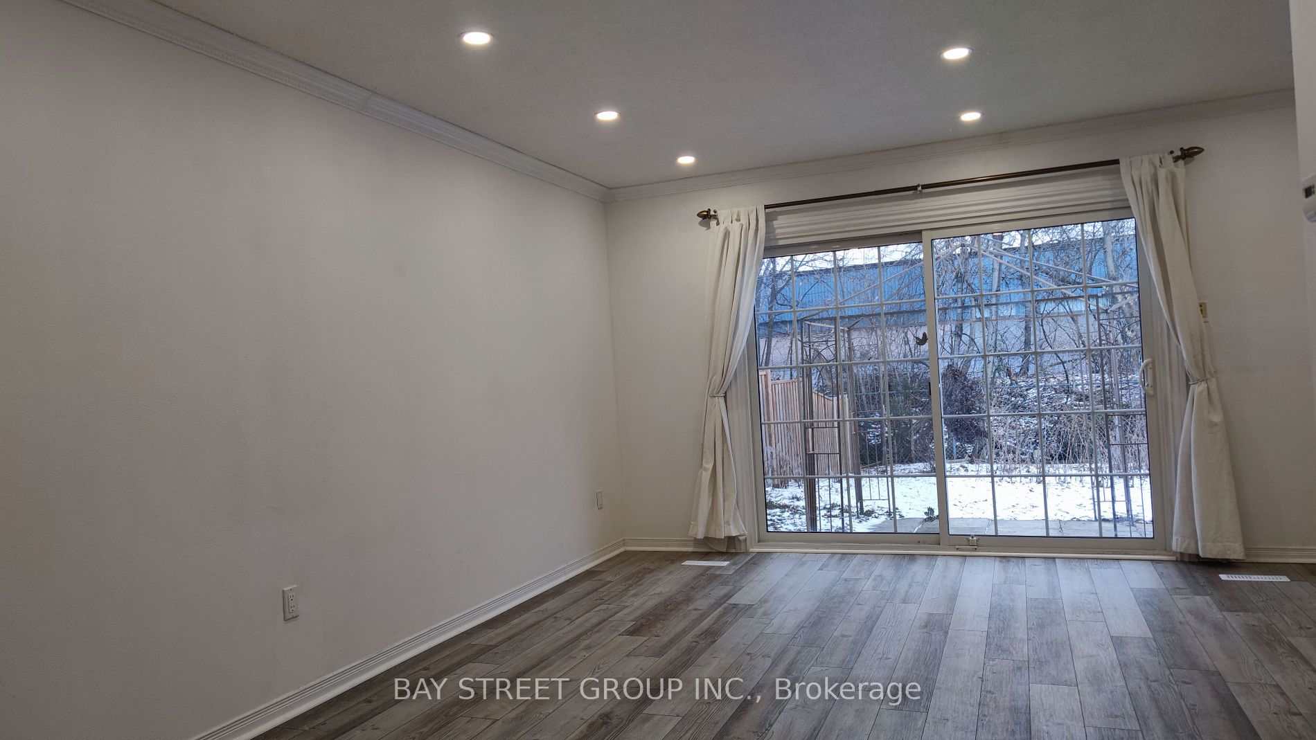 1244 Consort Cres Property Photo 11