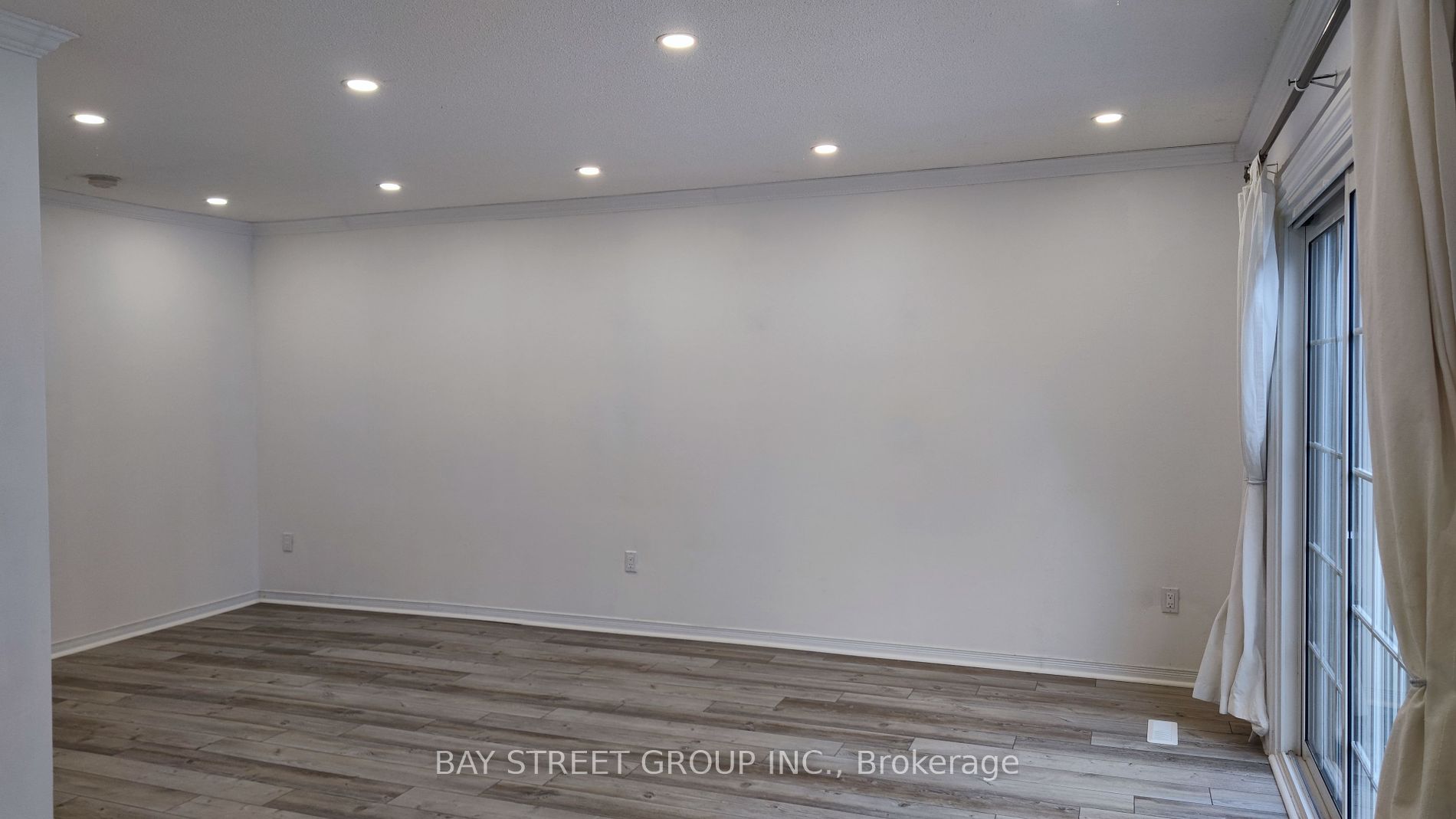 1244 Consort Cres Property Photo 12