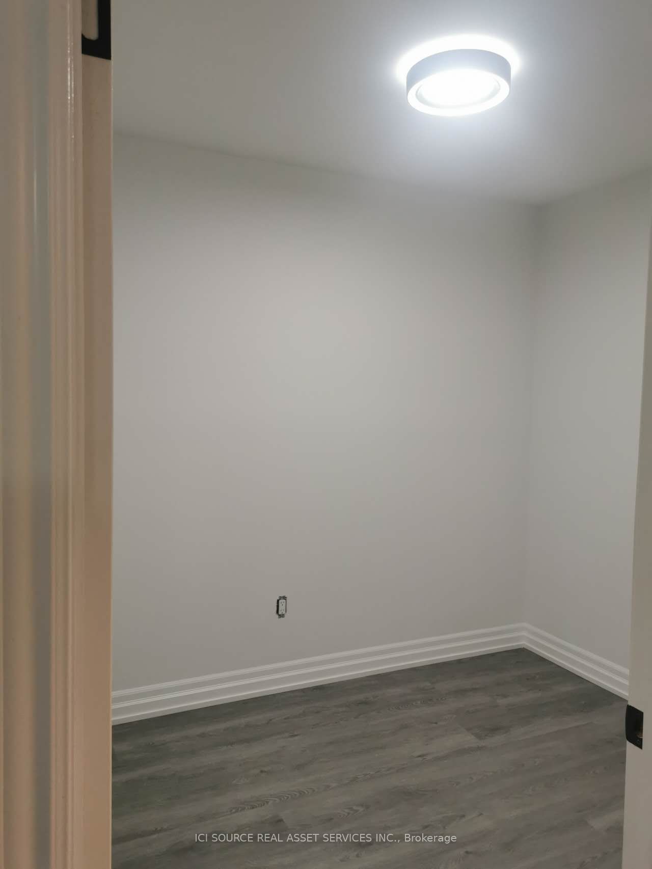 2133 Jane St Property Photo 8