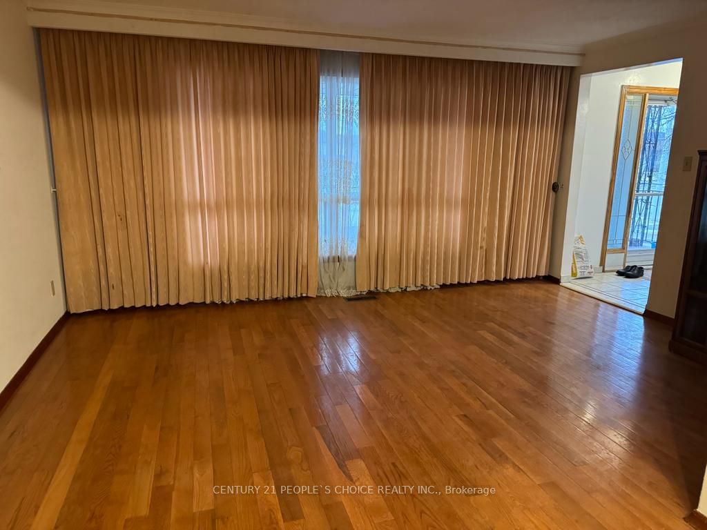 7600 Middleshire Dr Property Photo 8