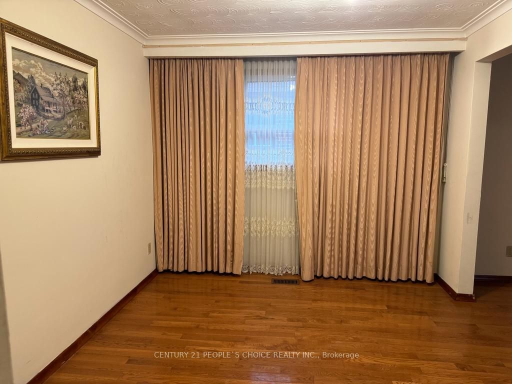 7600 Middleshire Dr Property Photo 9
