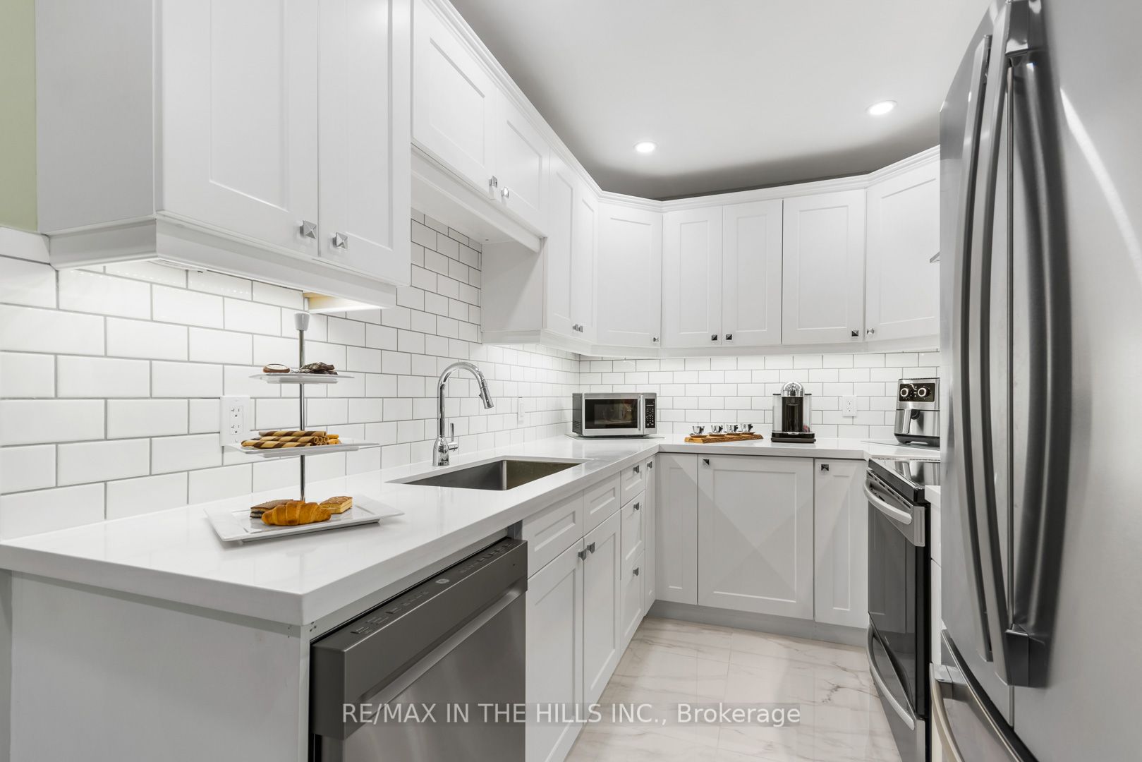90 Lawrence Ave 19 Property Photo 8
