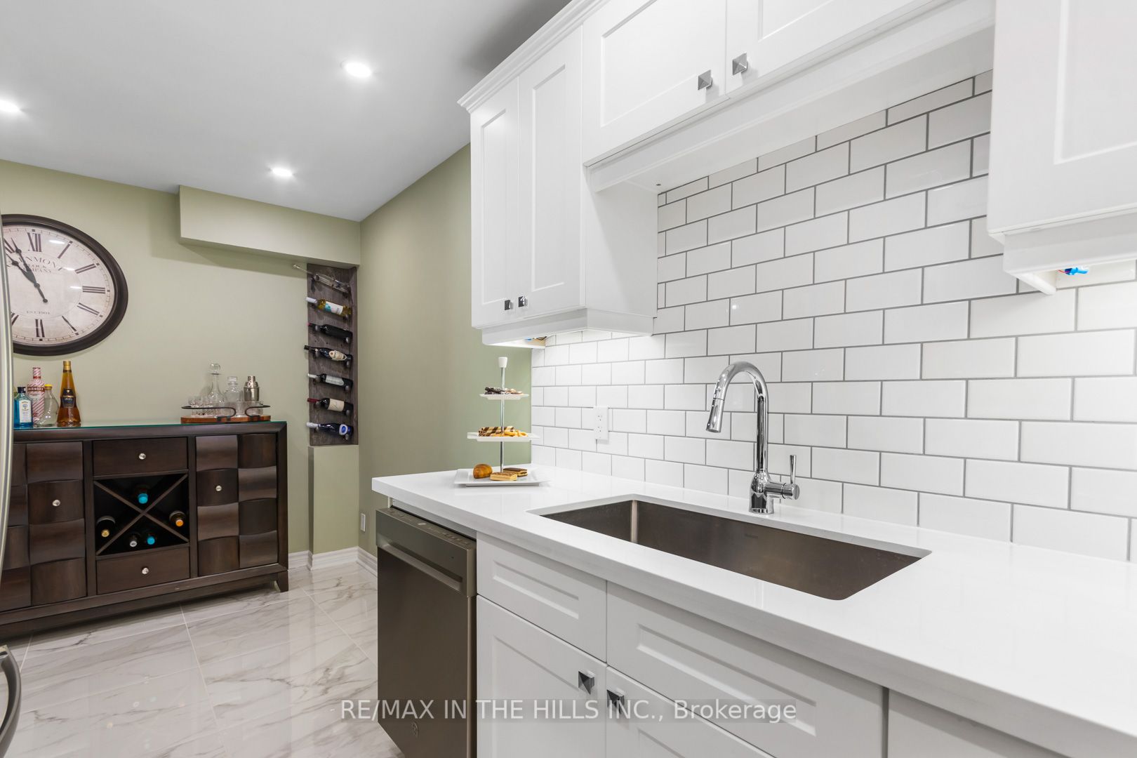 90 Lawrence Ave 19 Property Photo 9