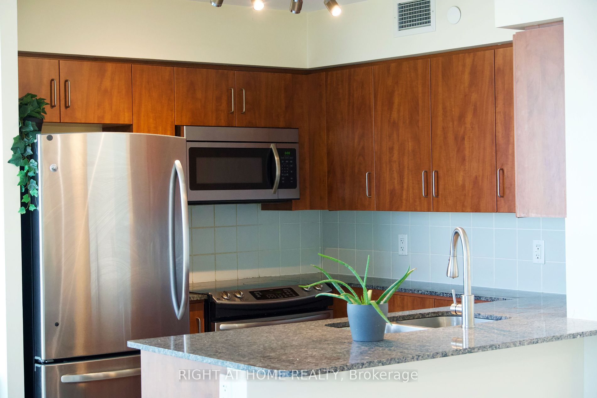 215 Sherway Gardens Rd 502 Property Photo 5