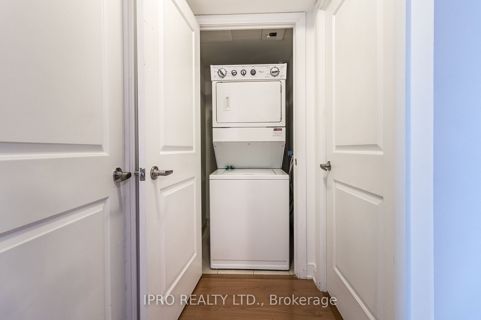 330 Burnhamthorpe Rd 01 Property Photo 30