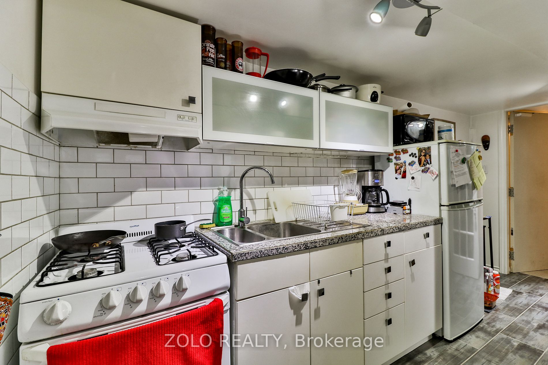 2575 Dundas St W Property Photo 1