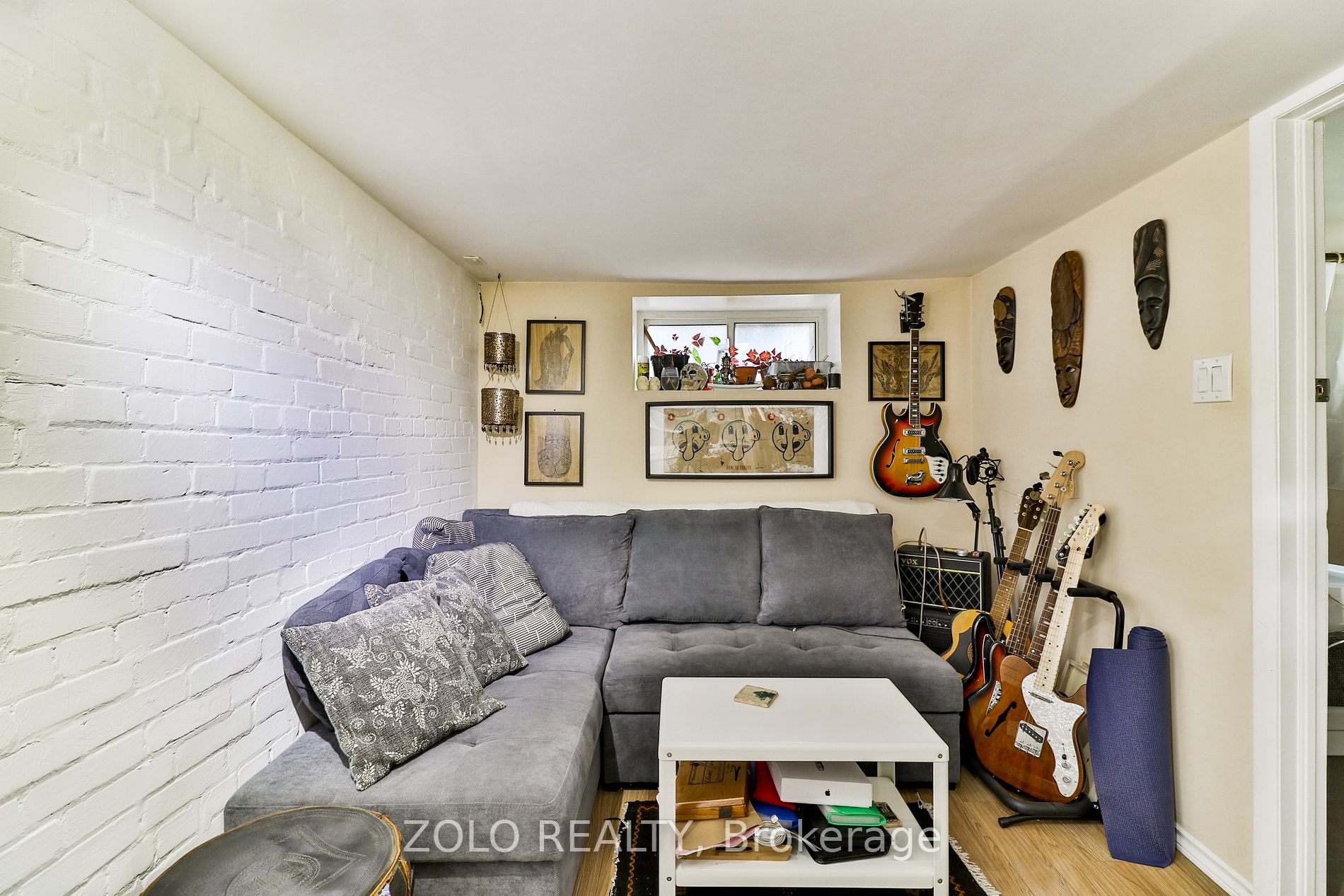 2575 Dundas St W Property Photo 4