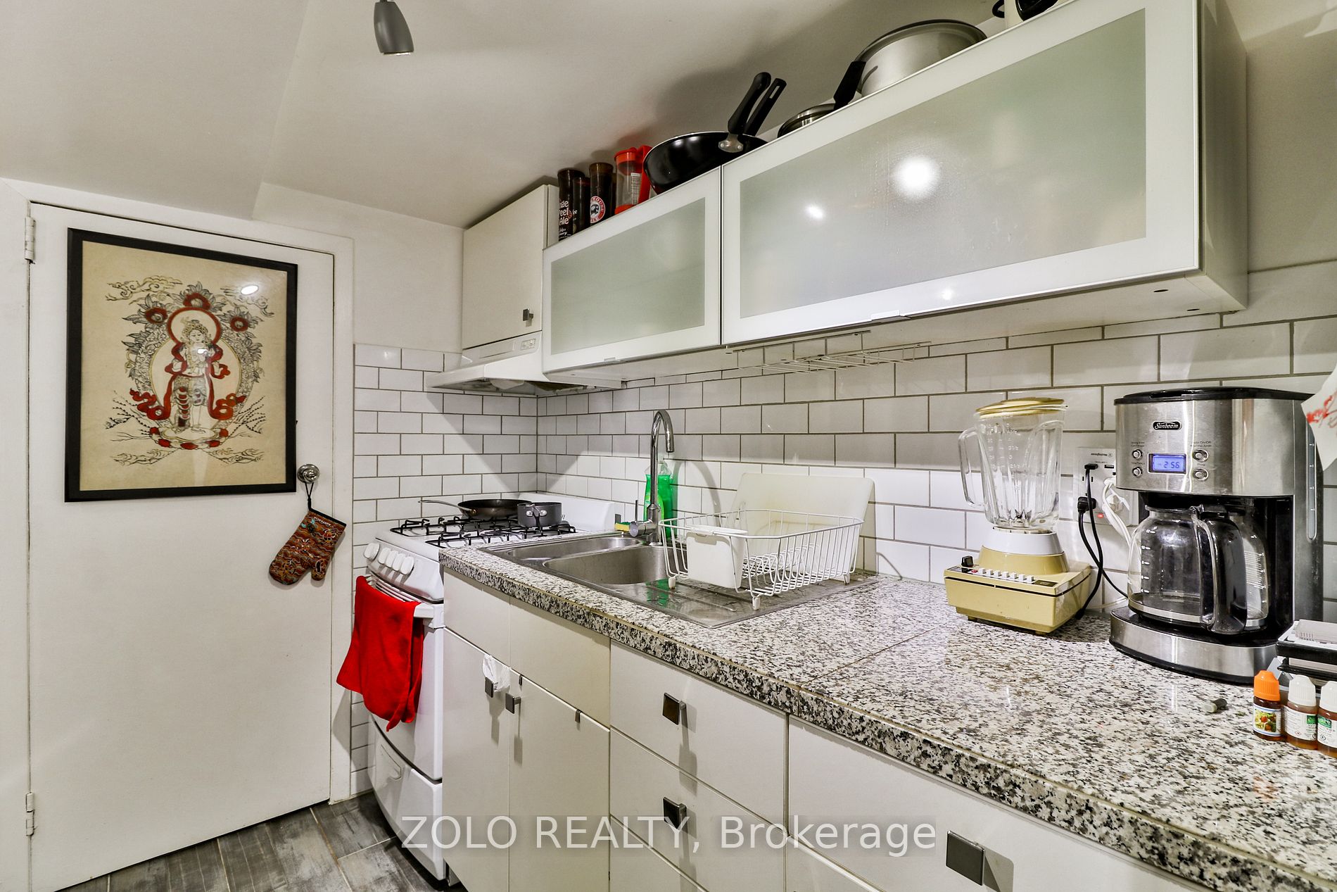 2575 Dundas St W Property Photo 5