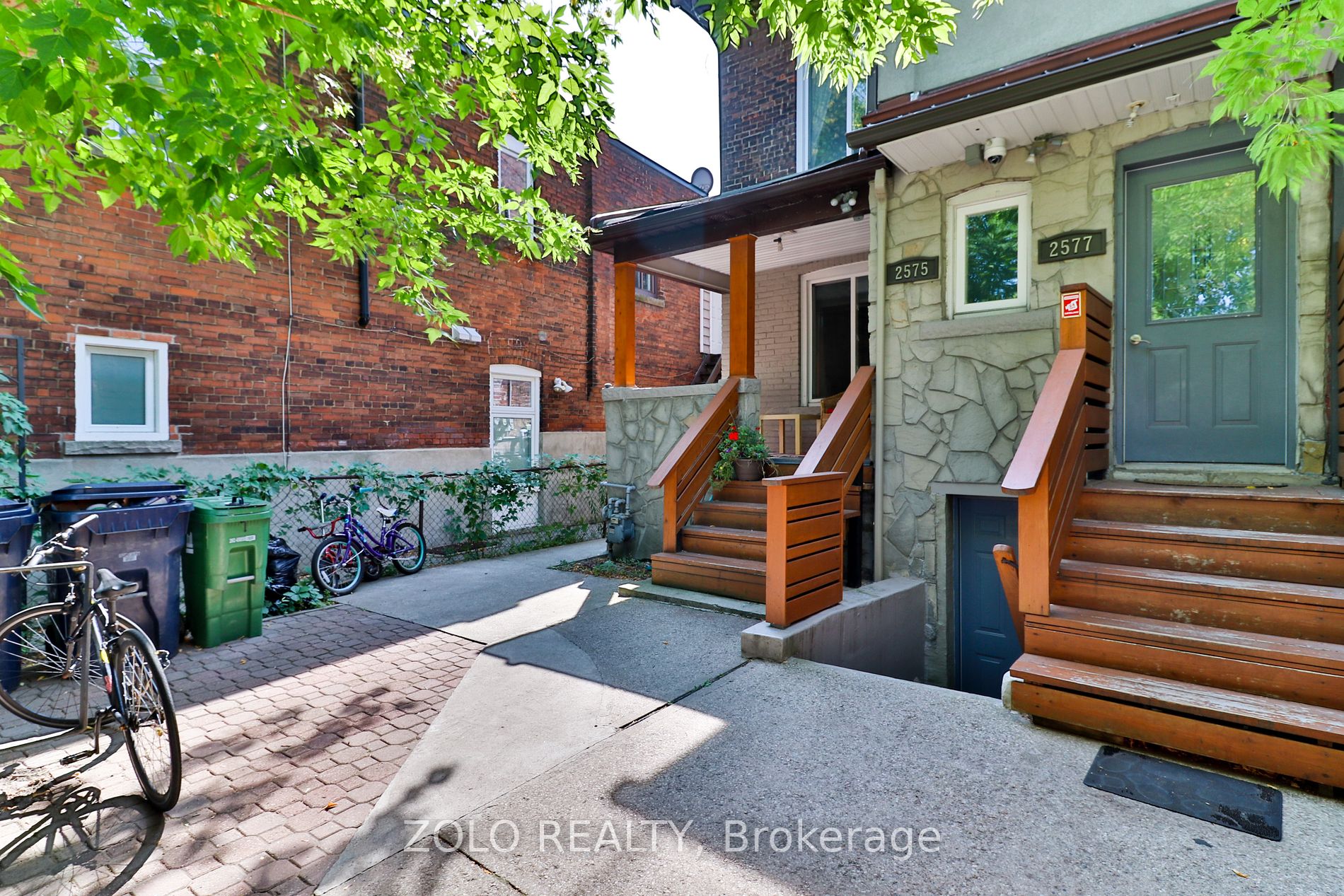 2575 Dundas St W Property Photo 9