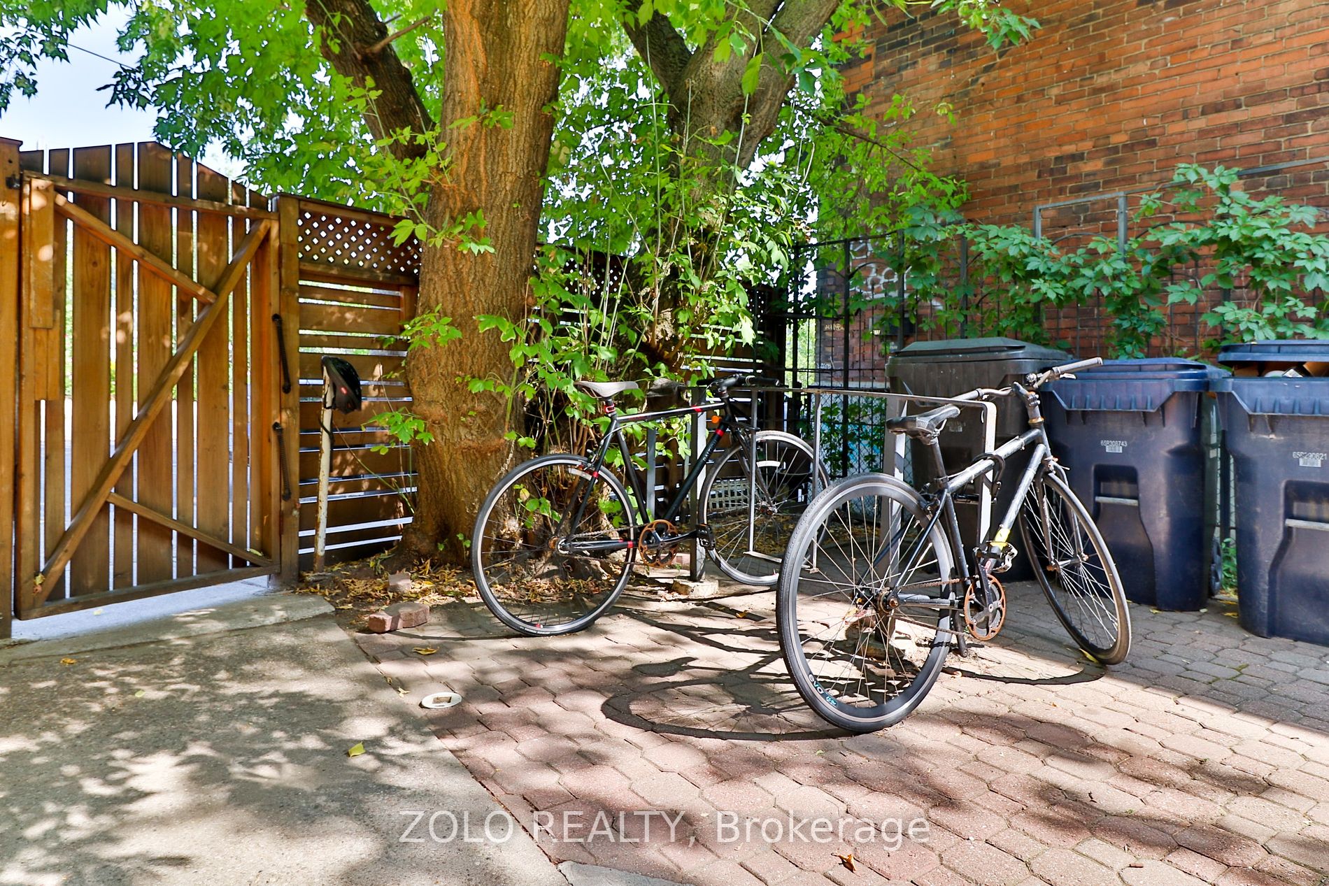 2575 Dundas St W Property Photo 10
