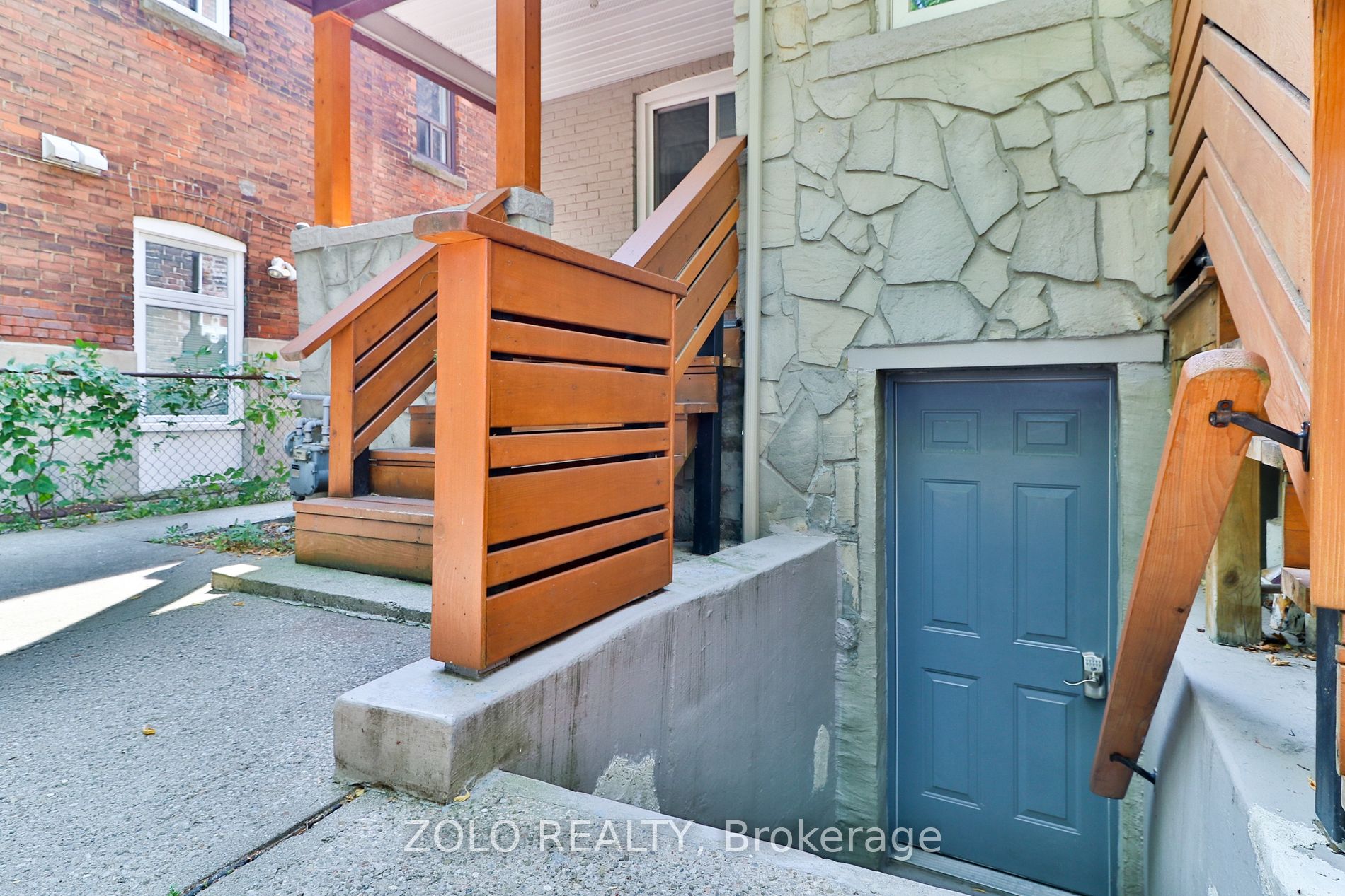2575 Dundas St W Property Photo 11