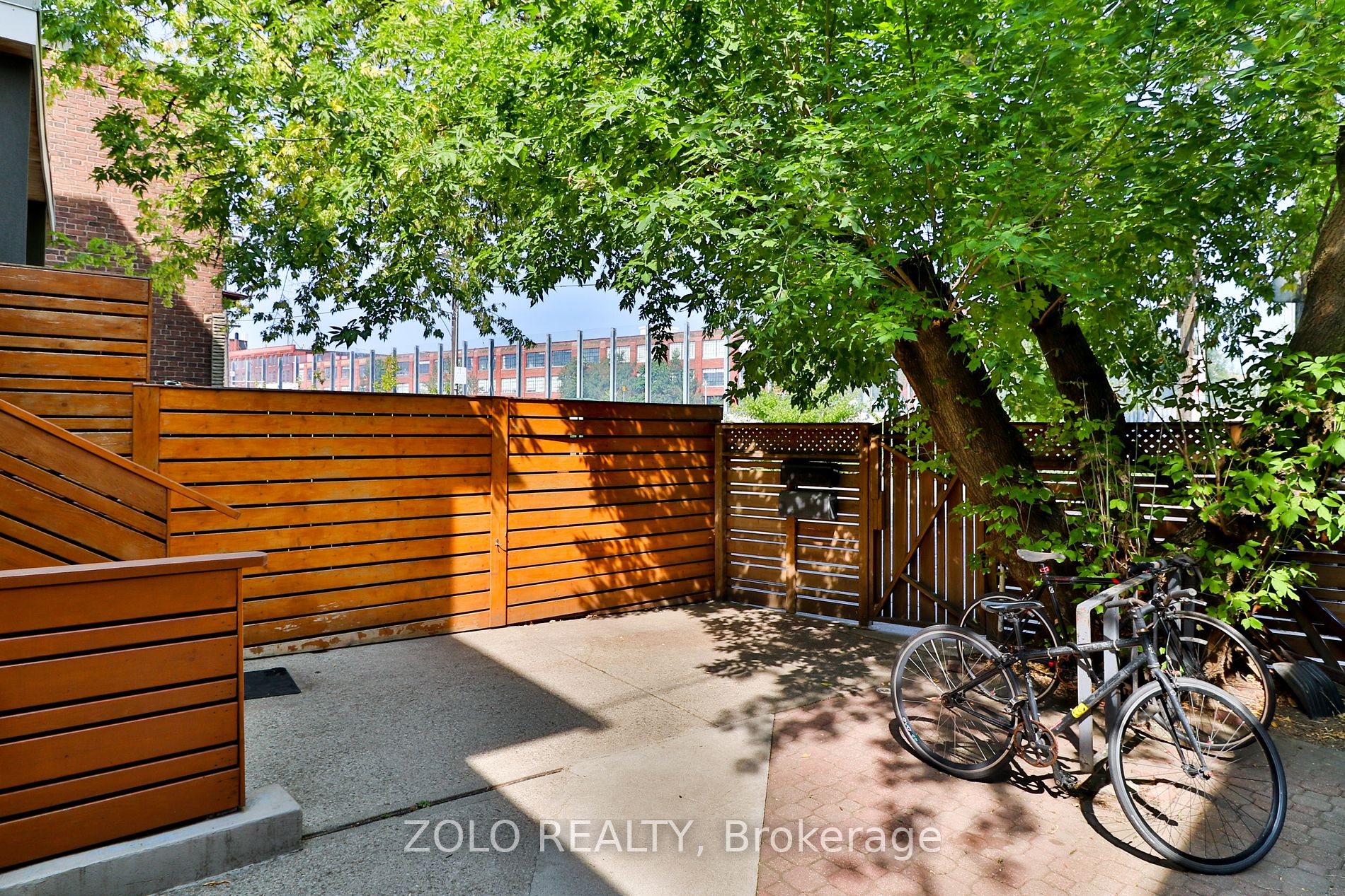 2575 Dundas St W Property Photo 13