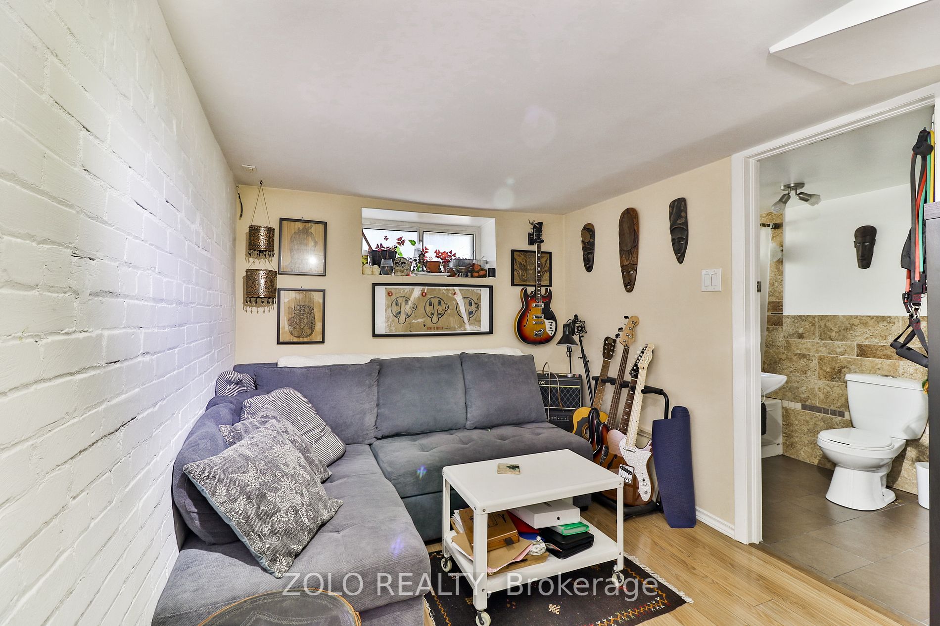 2575 Dundas St W Property Photo 15