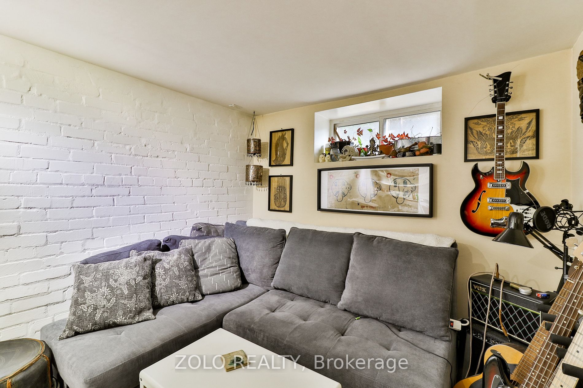 2575 Dundas St W Property Photo 16