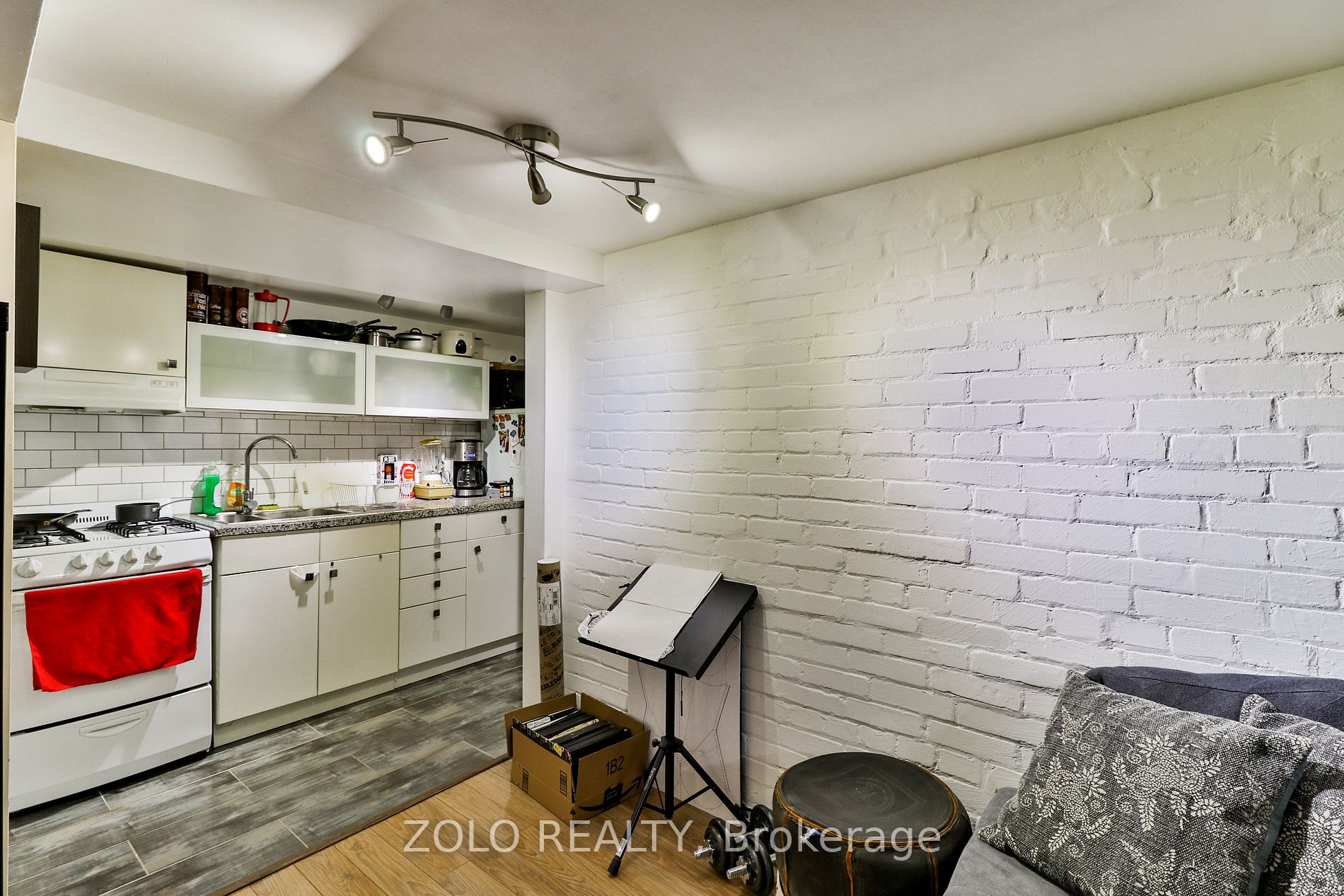 2575 Dundas St W Property Photo 17