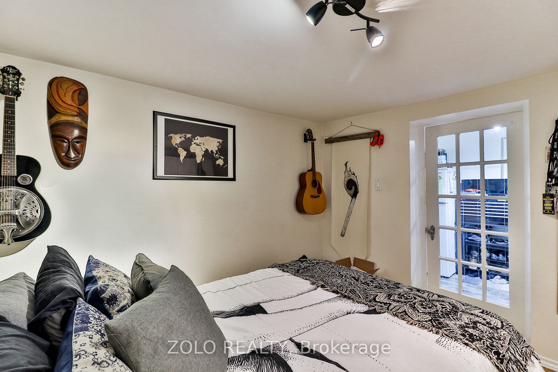 2575 Dundas St W Property Photo 20