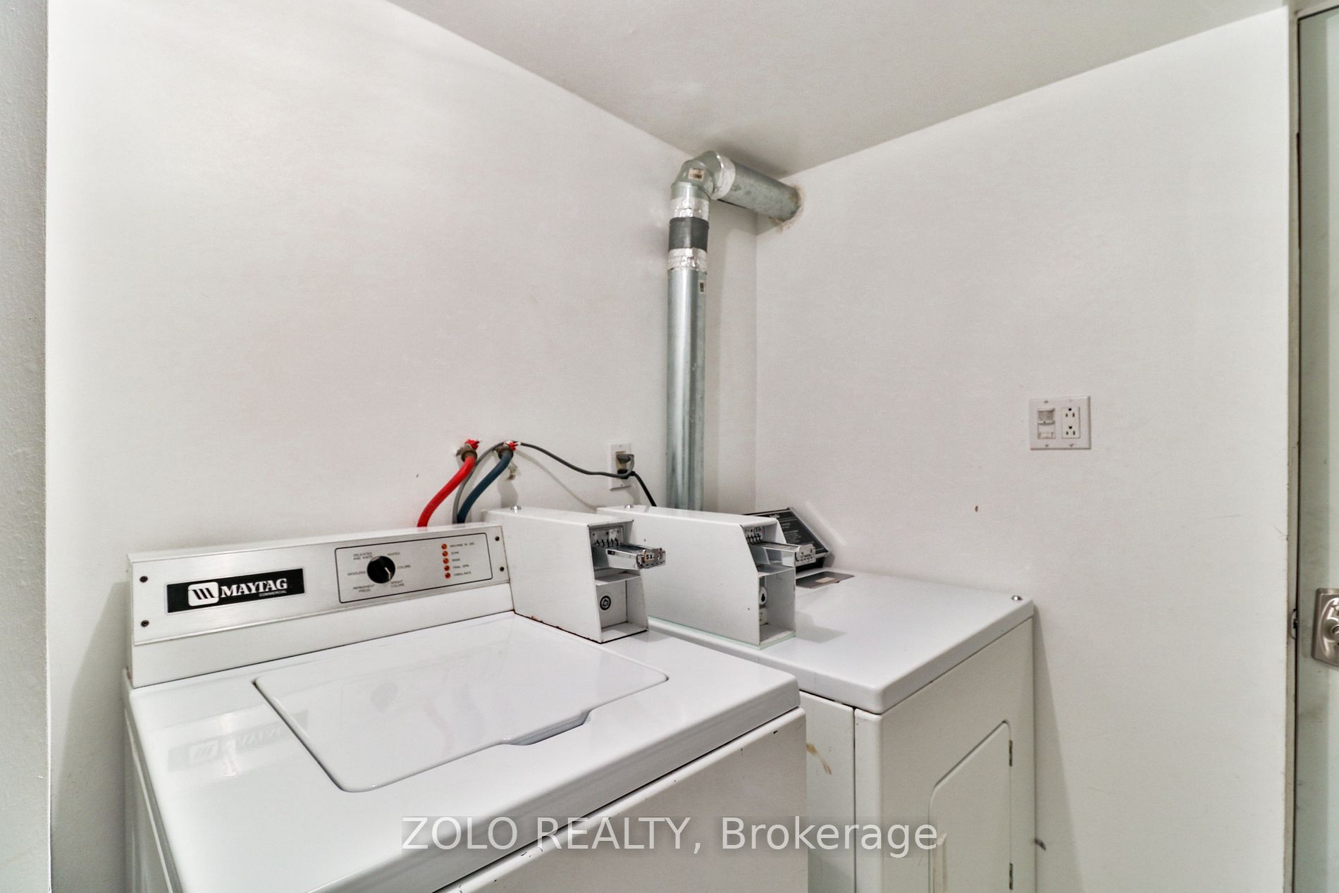 2575 Dundas St W Property Photo 21