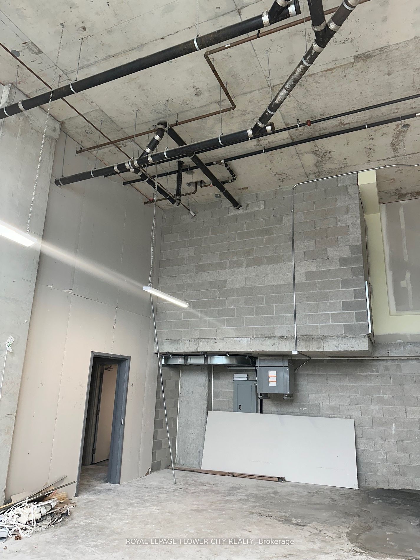 1195 The Queensway Property Photo 7