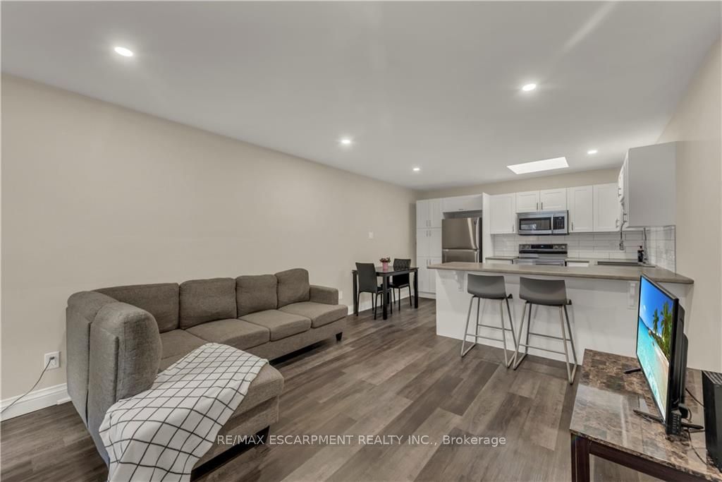 284 Kerr St Property Photo 7