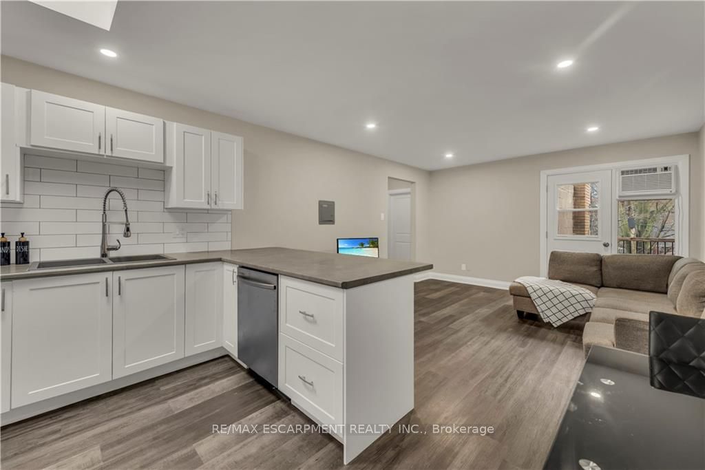 284 Kerr St Property Photo 13