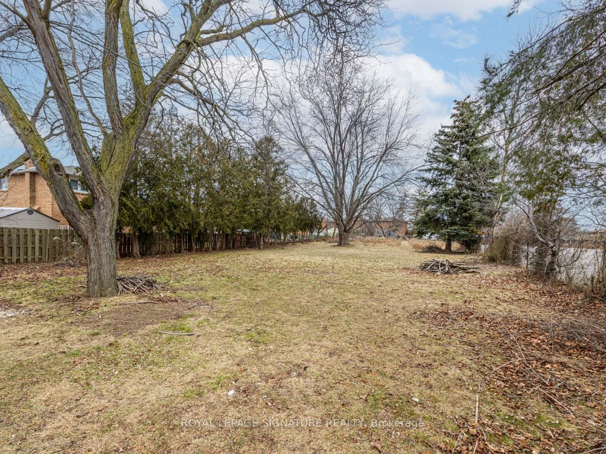 74 Kingsview Blvd Property Photo 3