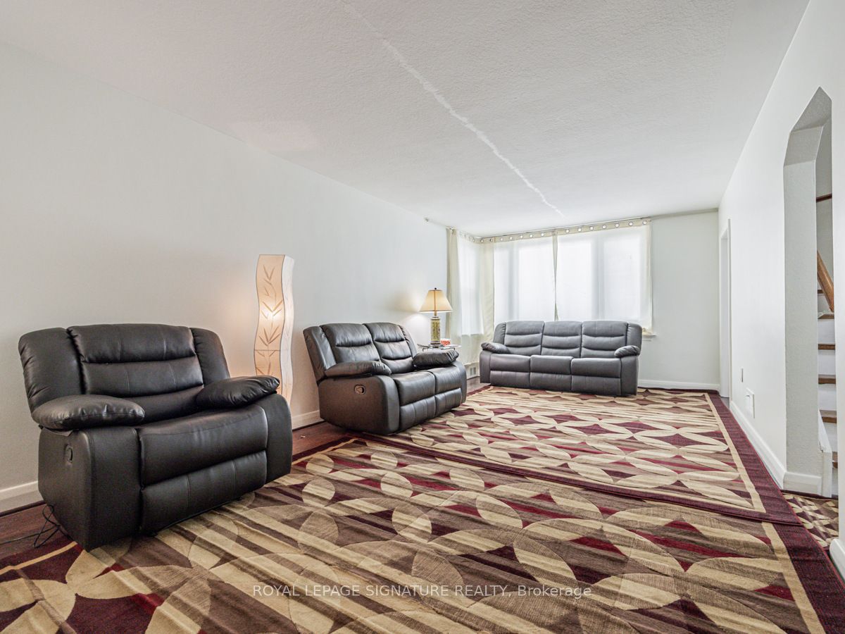 74 Kingsview Blvd Property Photo 8