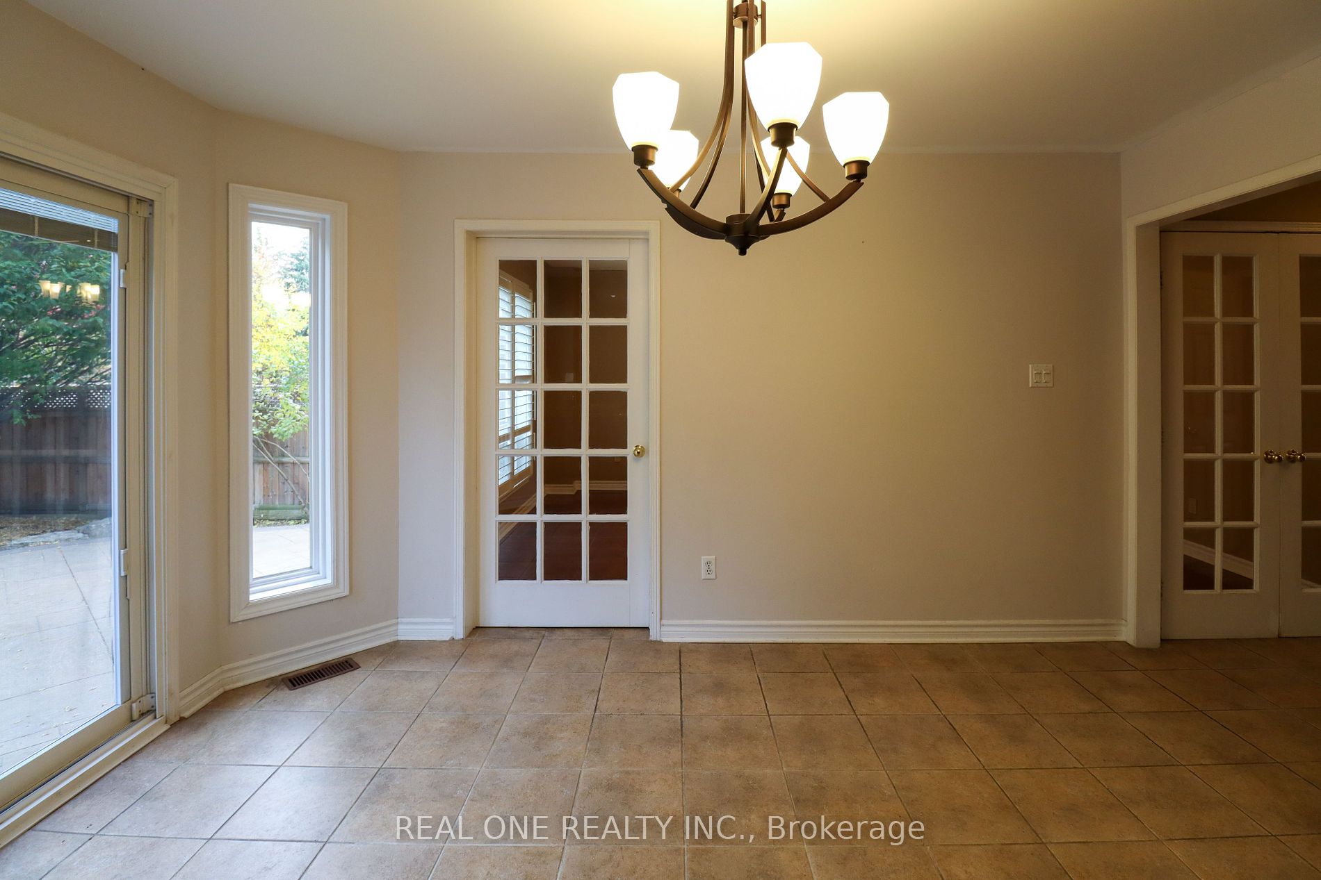 366 River Glen Blvd Property Photo 12