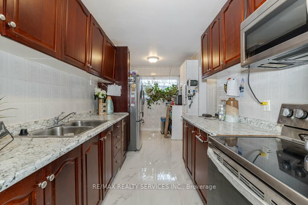 108 Fleetwood Cres 108 Property Photo 4
