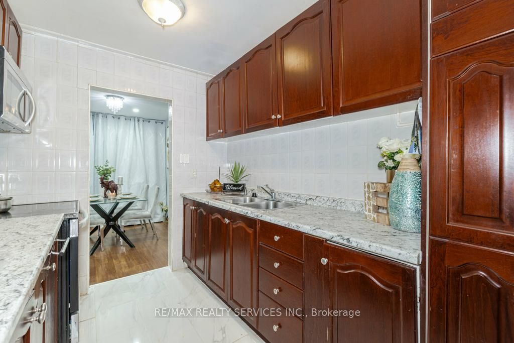 108 Fleetwood Cres 108 Property Photo 5