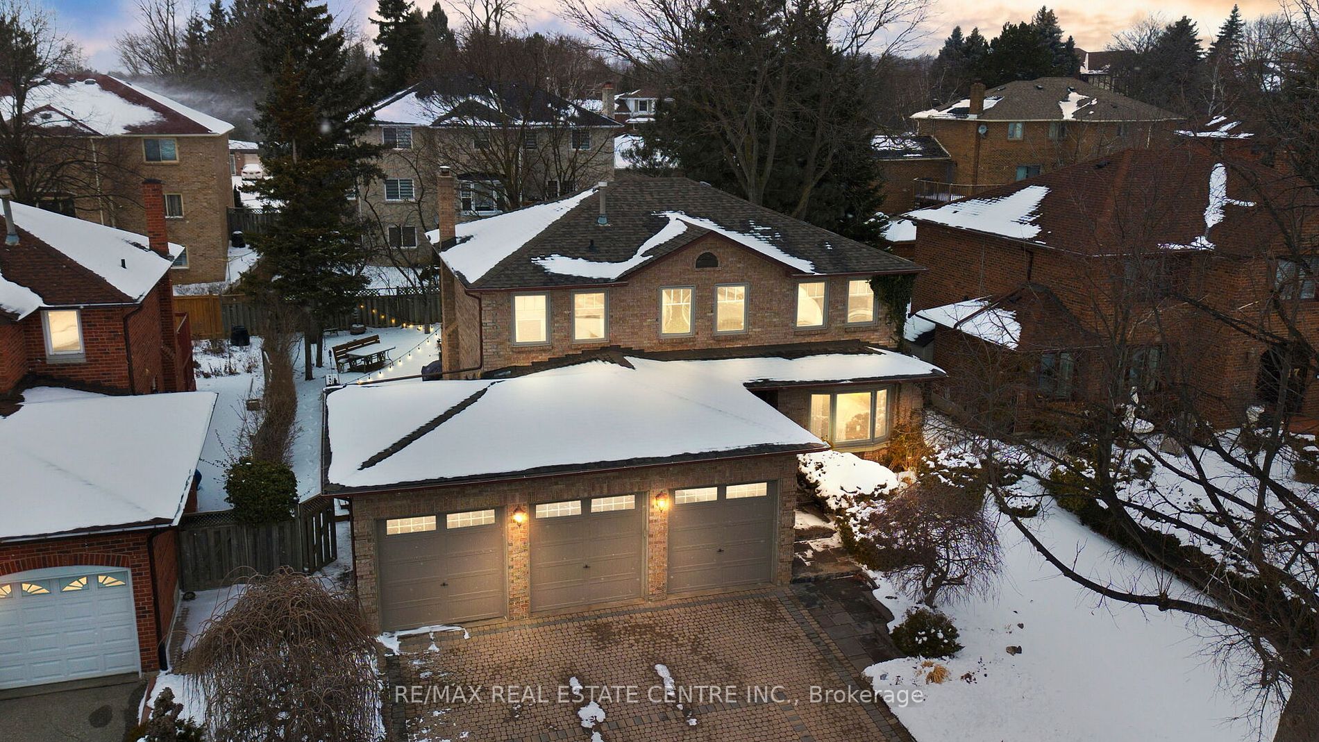 19 Montgomery Sq W Property Photo 2
