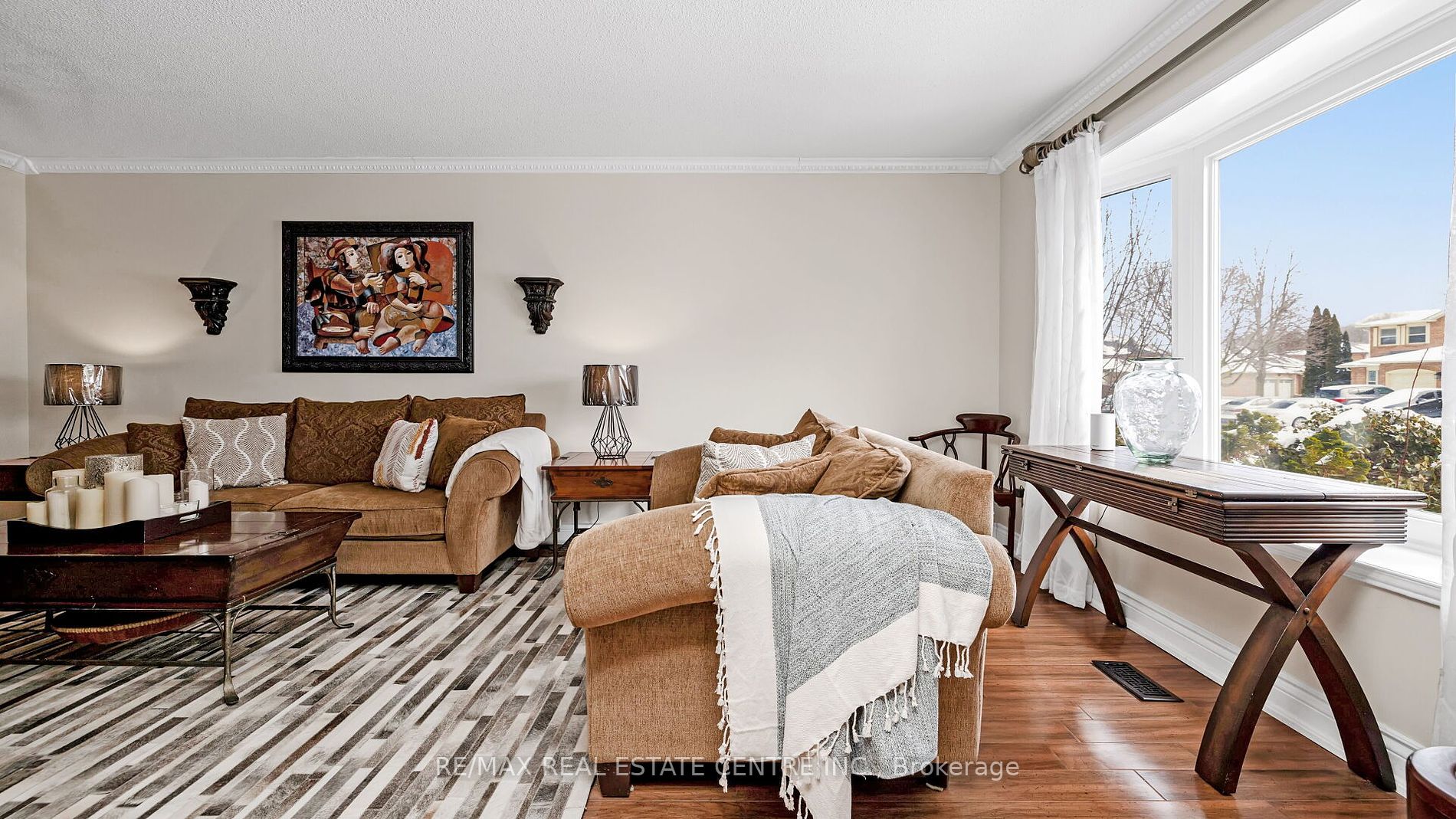 19 Montgomery Sq W Property Photo 5