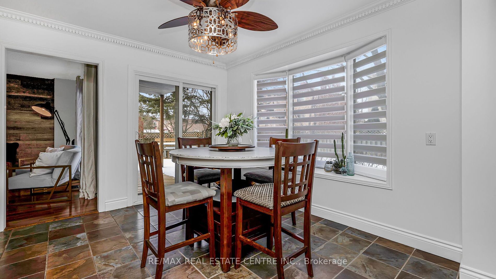 19 Montgomery Sq W Property Photo 8