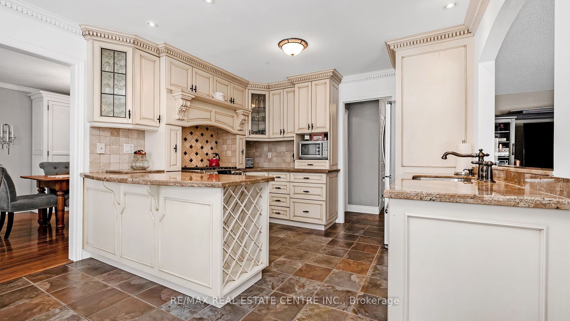 19 Montgomery Sq W Property Photo 9