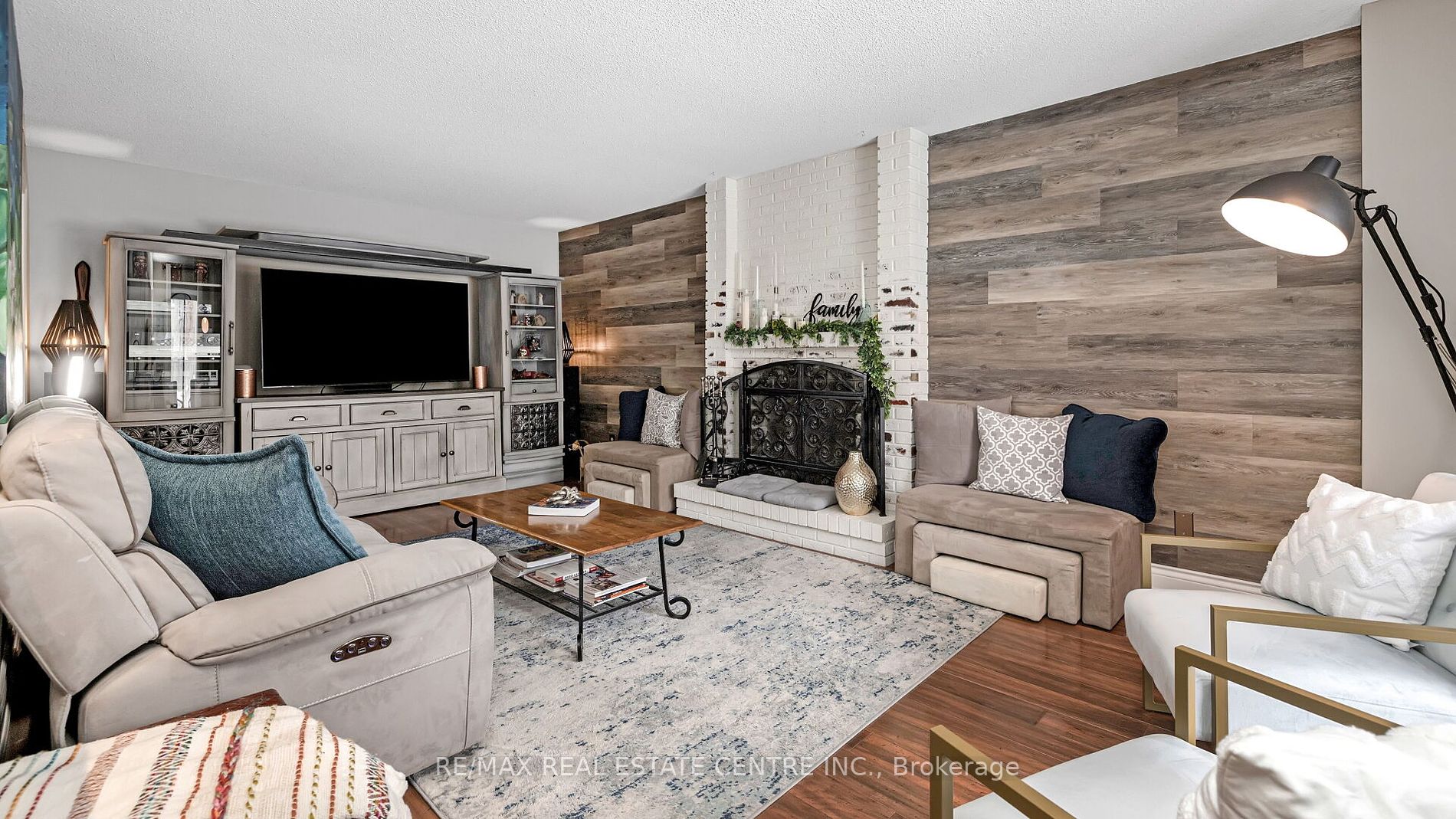 19 Montgomery Sq W Property Photo 14
