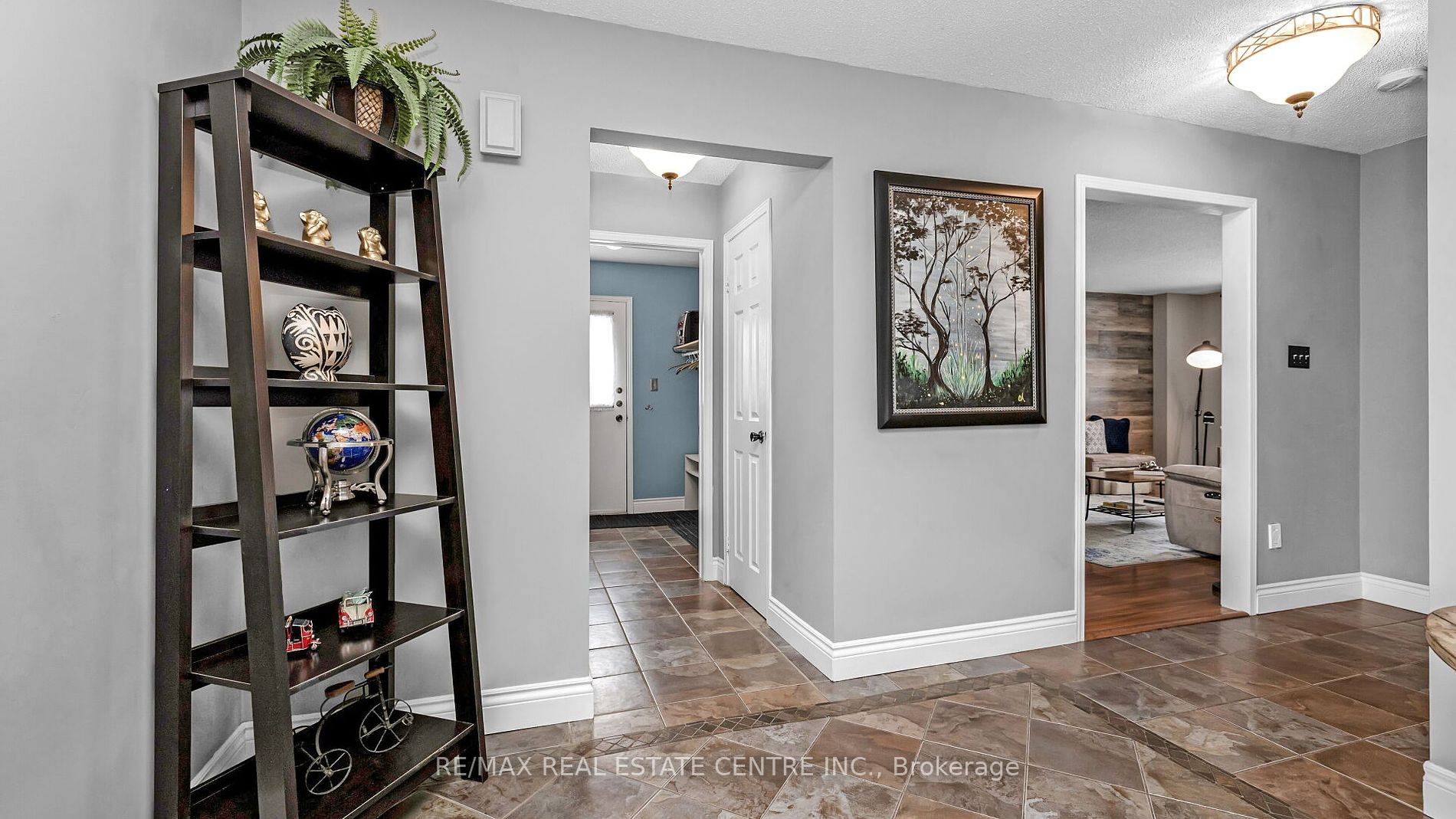 19 Montgomery Sq W Property Photo 17