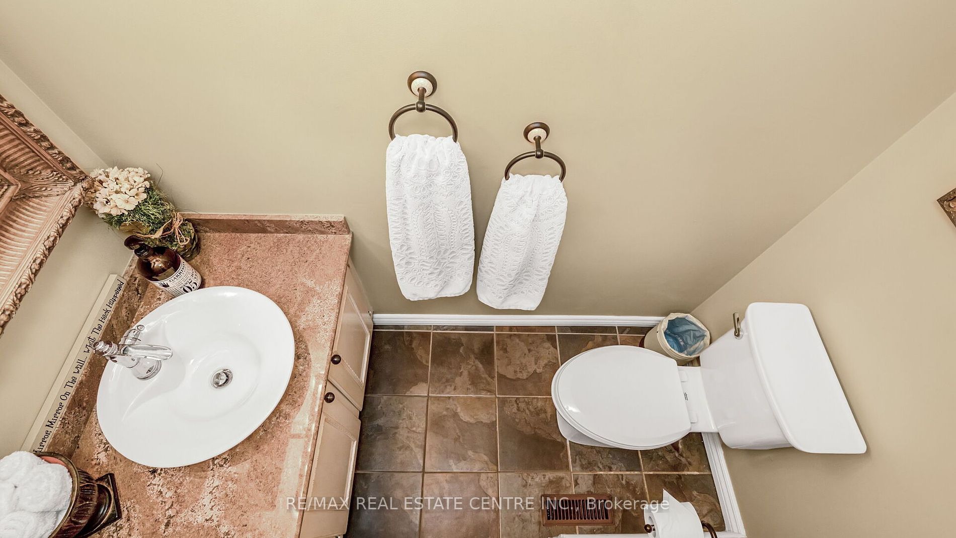 19 Montgomery Sq W Property Photo 18