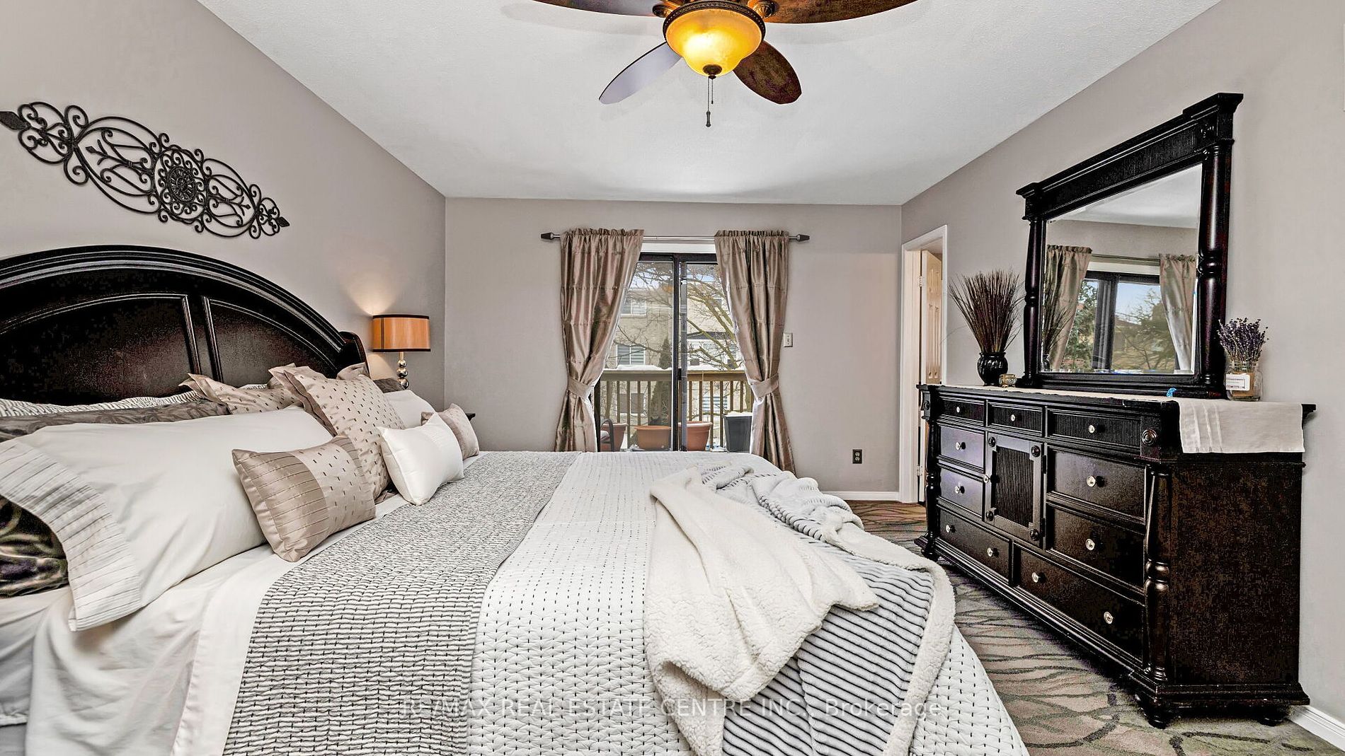 19 Montgomery Sq W Property Photo 24