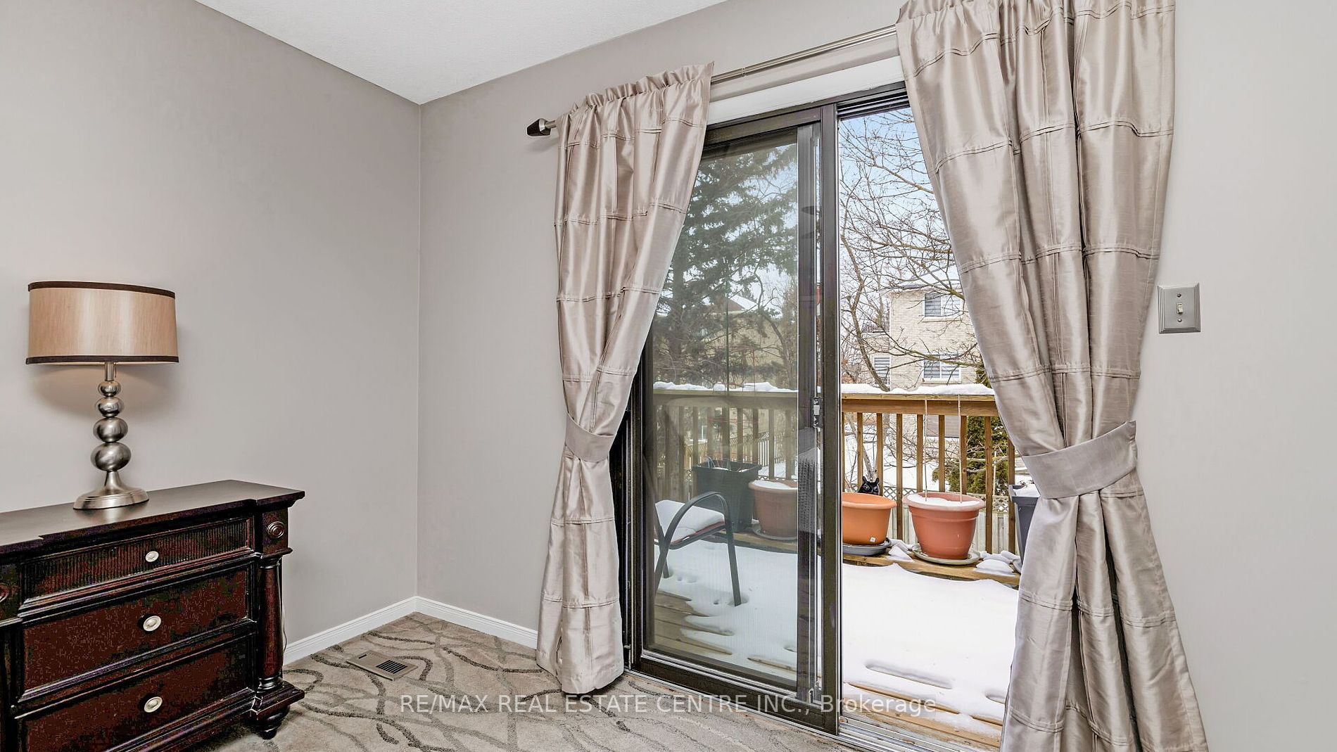 19 Montgomery Sq W Property Photo 25