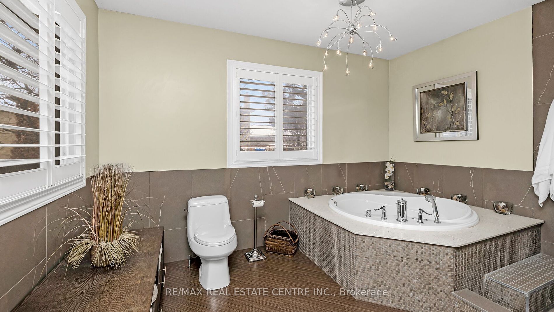 19 Montgomery Sq W Property Photo 27